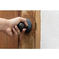 how to remove door knob without screws or slot